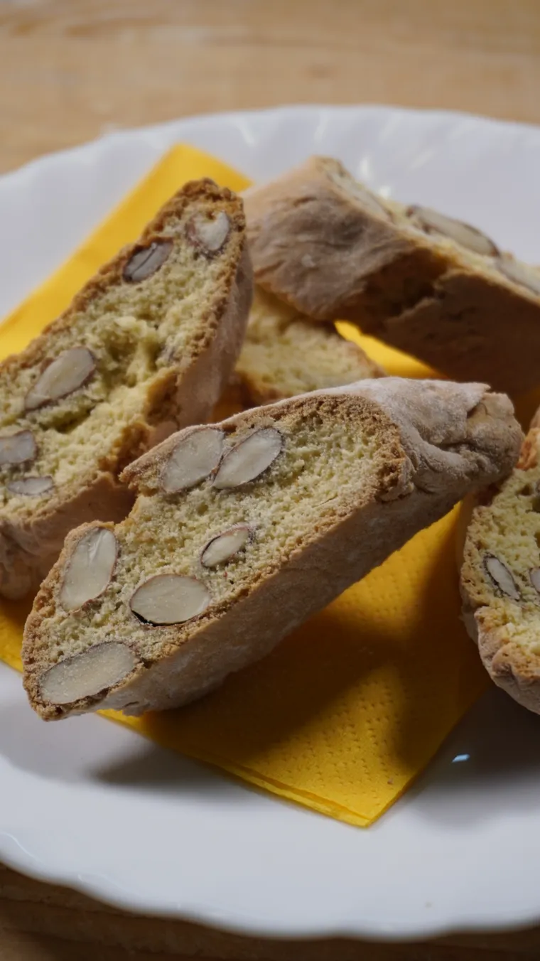 Cantucci fatti in casa, serviti nel piatto
